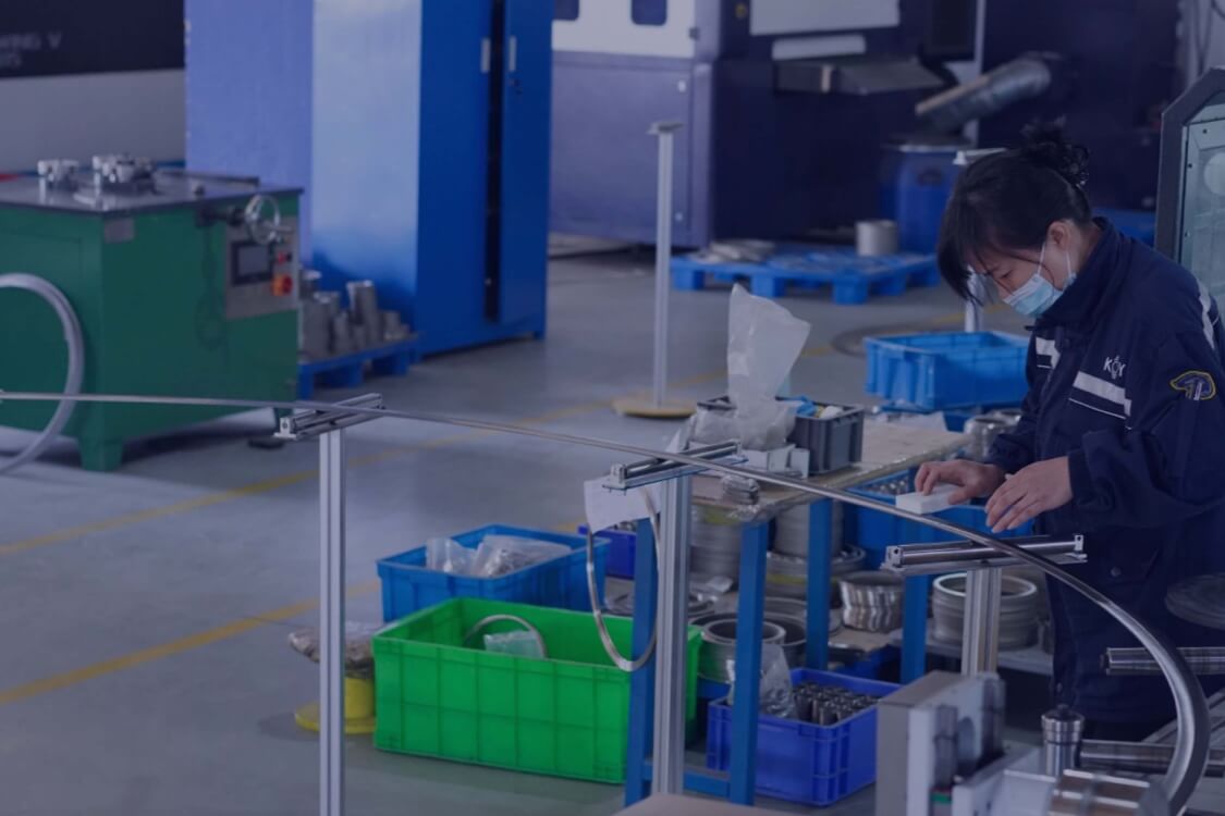 工厂生产场景，工人操作机器